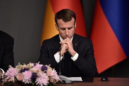 Le président français Emmanuel Macron pendant une conférence au cours d'un sommet appelé à tenter de trouver une solution politique durable à la guerre civile en Syrie, le 27 octobre 2018. Le président français Emmanuel Macron pendant une conférence au cours d'un sommet appelé à tenter de trouver une solution politique durable à la guerre civile en Syrie, le 27 octobre 2018.