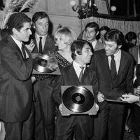 De gauche à droite, Claude Lelouch, Yves Montand, Nicole Croisille, Francis Lai et Pierre Barouh lors de la remise du disque de platine pour le disque 'Un homme et une femme'