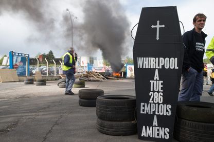 26 avril 2017 des employés manifestent devant l'usine Whirlpool d'Amiens pour protester contre la délocalisation prochaine de l'usine 26 avril 2017 des employés manifestent devant l'usine Whirlpool d'Amiens pour protester contre la délocalisation prochaine de l'usine