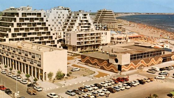 Carte postale de la Grande Motte, présentant le Casino et la plage dans les années 1970 - Editions de France - Italocolor