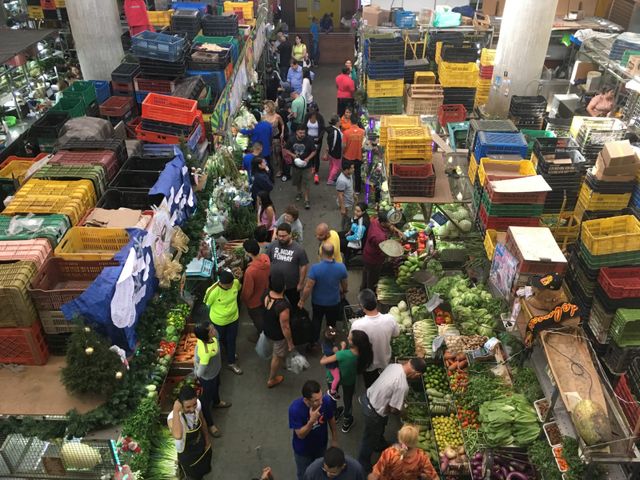 Dans ce marché du centre de Caracas un dimanche matin, les clients se font rares. Les prix ont explosé, et beaucoup sont partis à l’étranger.