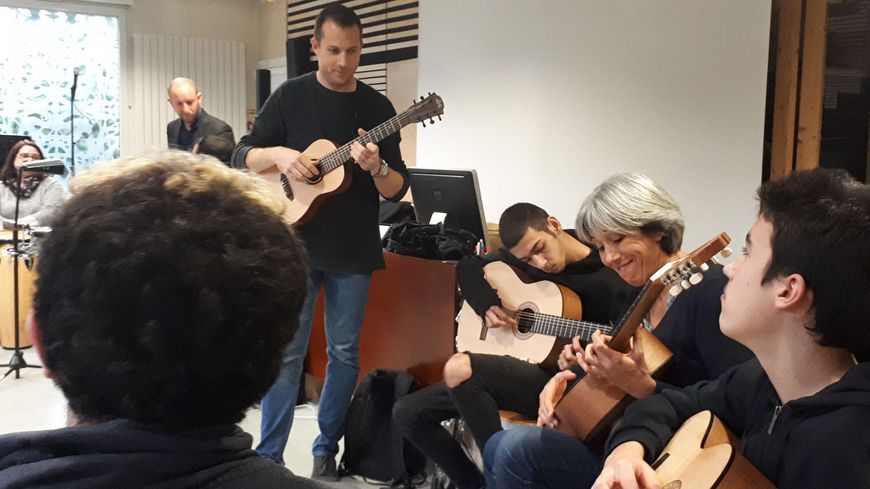 Julien Rusch avec le pupitre des guitares, dont Isabelle Créhen, éducatrice spécialisée