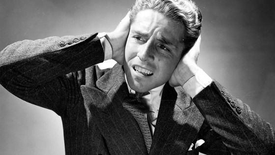 Homme se bouchant les oreilles ©Getty - Popperfoto