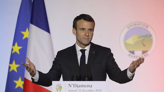 Emmanuel Macron, Chef des armées, a profité de sa dernière visite de 2018 dans un pays étranger pour aller saluer les 3000 personnels de ses troupes stationnées au Tchad ©AFP - LUDOVIC MARIN