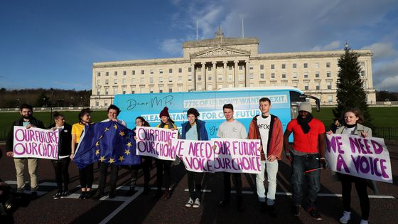 Des membres de "Our Future, Our Choice", groupe de défense pro-Union européenne pour les jeunes, devant le palais de Stormont, à Belfast, le 7 décembre 2018 ©Maxppp - Brian Lawless / Press Association Images