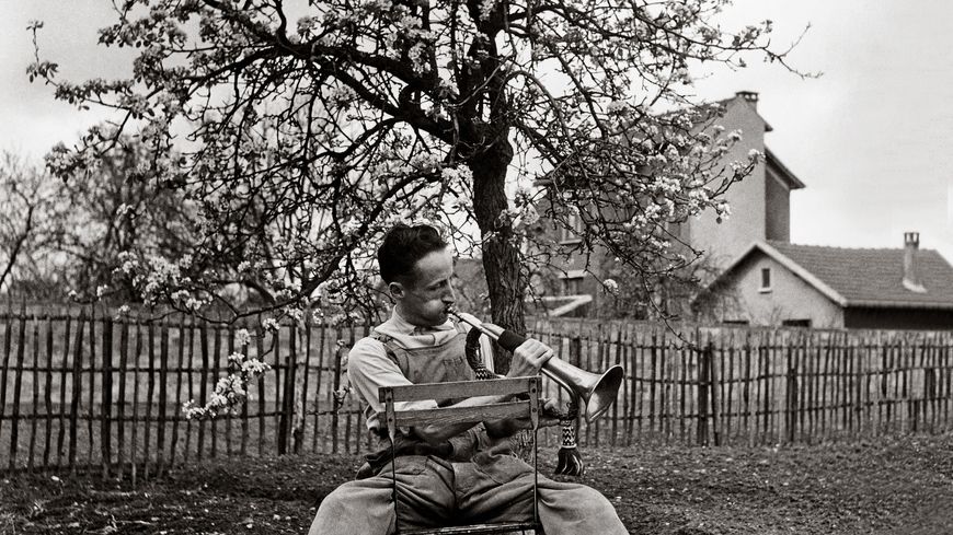 Le Clairon du dimanche, Antony, 1947 © Atelier Robert Doisneau
