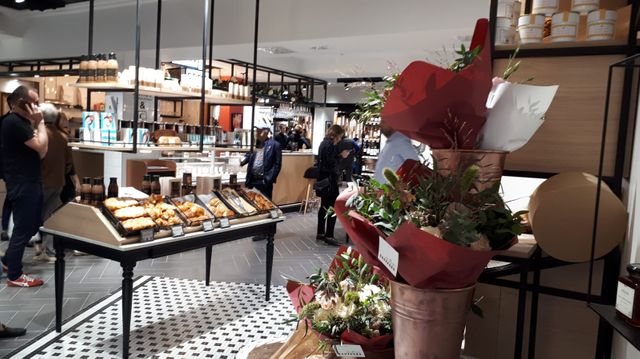 Un magasin concept de l’enseigne Casino, le « 4 » à Paris, qui ne ressemble plus au magasin classique tel qu’on l’entend, avec une boulangerie dès l’entrée et un bar en place central.