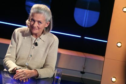 La philosophe française Elisabeth Badinter, sur le plateau de l'émission "Vol de Nuit" sur TF1 (26 mars 2008). La philosophe française Elisabeth Badinter, sur le plateau de l'émission "Vol de Nuit" sur TF1 (26 mars 2008).