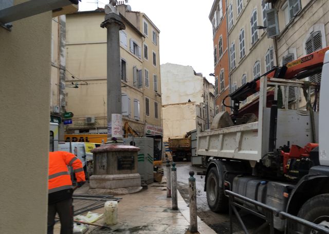 Grues et autres engins de chantiers continuent de s'activer autour du trou laissé par l'effondrement de deux immeubles, dans le haut de la rue d'Aubagne.