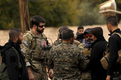Des soldats américains avec des Forces Démocratiques Syriennes dans la ville tenue par les Kurdes, Al-Darbasiyah, dans le nord est du pays, près de la frontière turque (4 novembre 2018) Des soldats américains avec des Forces Démocratiques Syriennes dans la ville tenue par les Kurdes, Al-Darbasiyah, dans le nord est du pays, près de la frontière turque (4 novembre 2018)