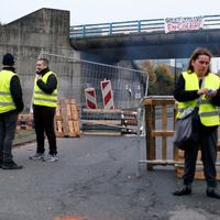 Au premier jour de la manifestation, le 17 novembre 2018, des "gilets jaunes" bloquent l'accès à un centre commercial à Nantes (Loire-Atlantique). "Gilet jaune en colère !", peut-on lire sur une banderole suspendue sur la passerelle.