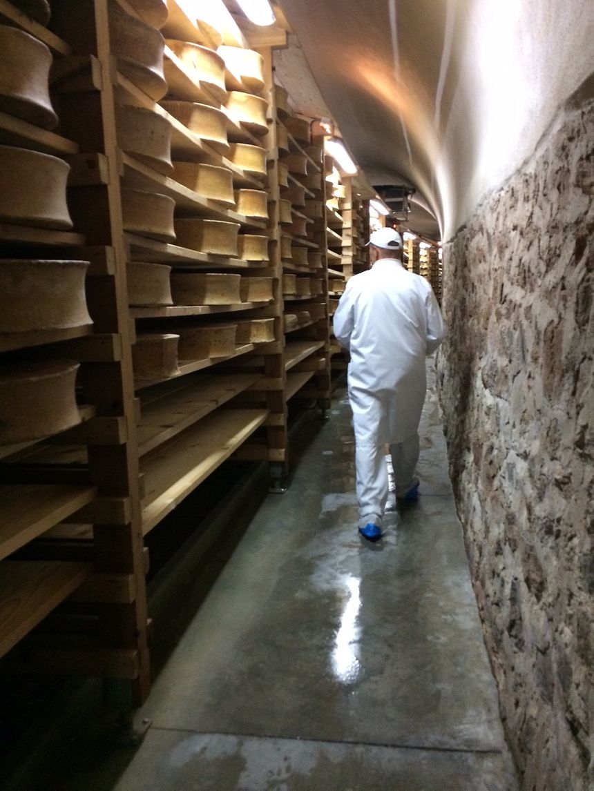 Hervé Mons dans la cave à fromage de l'entreprise
