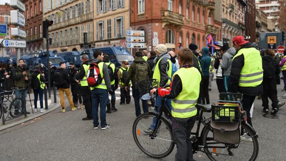 Des gilets jeunes réunis devant des CRS à Toulouse ©AFP - Éric Cabanis