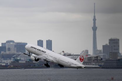 Un Boeing 777 de la Japan Airlines décolle de l'aéroport international Haneda à Tokyo. Un Boeing 777 de la Japan Airlines décolle de l'aéroport international Haneda à Tokyo.