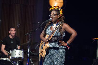 Mélissa Laveaux sur la scène du FNAC Live, le 7 juillet 2018, Paris, France. Mélissa Laveaux sur la scène du FNAC Live, le 7 juillet 2018, Paris, France.
