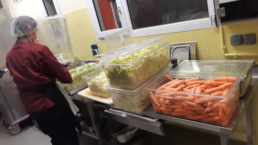 Au restaurant municipal de Cossé le Vivien, les carottes sont locales.