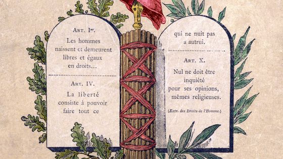 Tables avec des extraits de la déclaration des droits de l'homme et le bonnet phrygien. ©Getty - © Fototeca Storica Nazionale