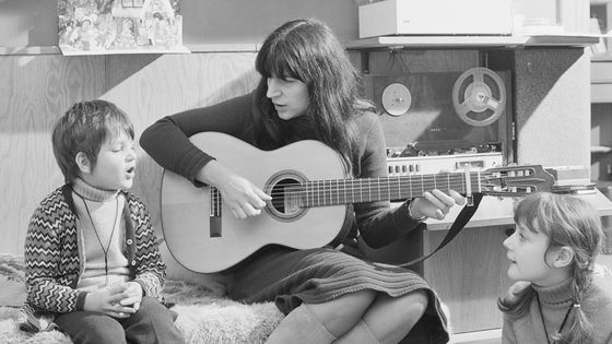 La chanteuse Anne Sylvestre avec ses deux enfants ©Getty - Pierre Vauthey / Coll. Sygma