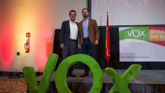 Francisco Serrano, leader andalou du parti, et Santiago Abascal, parlementaire basque, président du parti VOX, la première formation politique d'extrême-droite à être représentée au parlement espagnol depuis la fin de la dictature, en 1972 ©AFP - JORGE GUERRERO