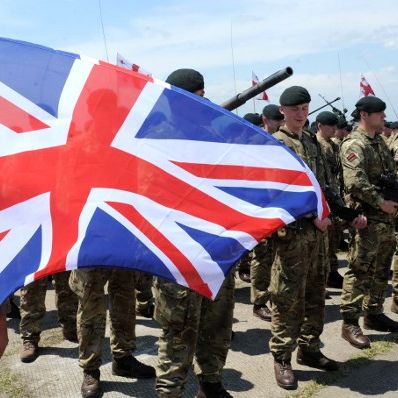 Des militaires britanniques assistent à la cérémonie d'ouverture de l'exercice militaire conjoint Noble Partner en Géorgie en mai 2011.