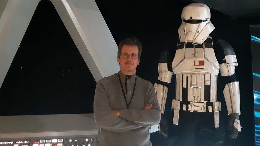 Manu de Ros au milieu des objets de la collection "Les Fans Contre Attaquent" au Centre Expo Lafayette-Drouot à Paris