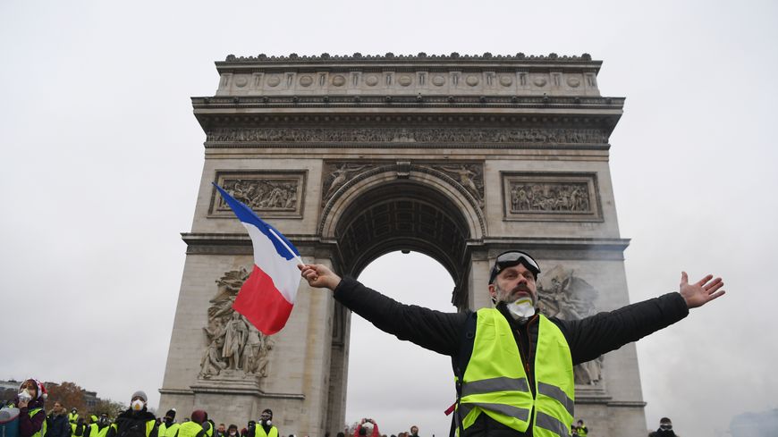 Les "gilets jaunes" aux pieds de l'Arc de triomphe