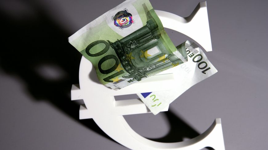 Lundi, Emmanuel Macron a promis une prime de 100 euros aux salariés qui touchent le Smic