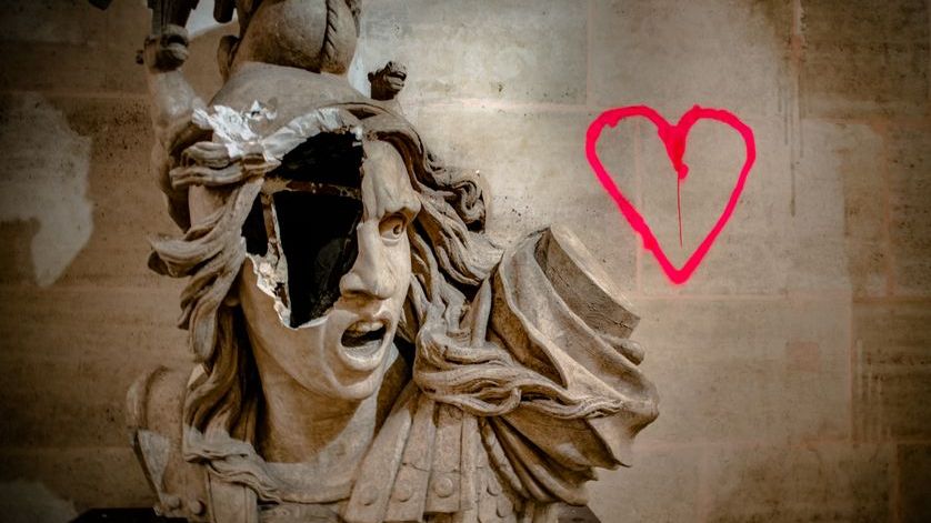 La statue vandalisée de Marianne sous l'Arc de Triomphe