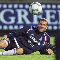 Zinédine Zidane, joueur de football français, lors d'une session d'entraînement dans stade Bob Jane de Melbourne, lors d'une rencontre amicale entre la France et l'Australie (08 novembre 2001).