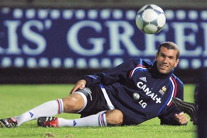 Zinédine Zidane, joueur de football français, lors d'une session d'entraînement dans stade Bob Jane de Melbourne, lors d'une rencontre amicale entre la France et l'Australie (08 novembre 2001). Zinédine Zidane, joueur de football français, lors d'une session d'entraînement dans stade Bob Jane de Melbourne, lors d'une rencontre amicale entre la France et l'Australie (08 novembre 2001).