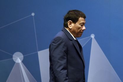 Le président philippin Rodrigo Duterte arrivant sur la scène du sommet de l'Asean, le 15 novembre 2018. Le président philippin Rodrigo Duterte arrivant sur la scène du sommet de l'Asean, le 15 novembre 2018.