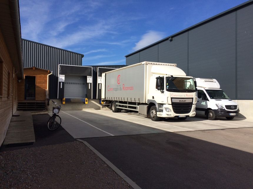 Les camions prêts à partir depuis les locaux de la Maison Mons