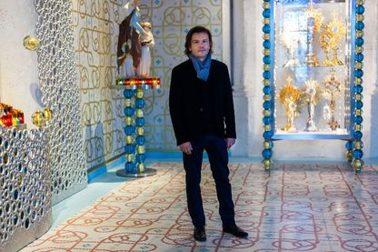 Jean-Michel Othoniel, artiste-plasticien, au milieu de son installation, dans la cathédrale de Saint-Pierre, le 30 septembre 2016, Angoulême, France. Jean-Michel Othoniel, artiste-plasticien, au milieu de son installation, dans la cathédrale de Saint-Pierre, le 30 septembre 2016, Angoulême, France.