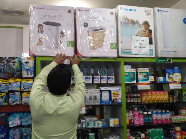 Une Pharmacie de New Delhi met en avant les purificateurs d’air, vendus entre 17 000 et 25 000 roupies (entre 210 et 310 euros)