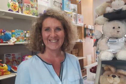 Marie Tournefier Droual dans son magasin de jouets solidaires Marie Tournefier Droual dans son magasin de jouets solidaires