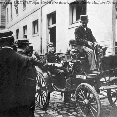 21 juillet 1906, le Commandant Dreyfus, qui vient d'être réhabilité, quitte l'Ecole Militaire