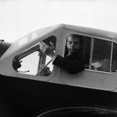 Antoine de Saint-Saint-Exupéry aux commandes d'un "Caudron Simoun" en 1936, en France