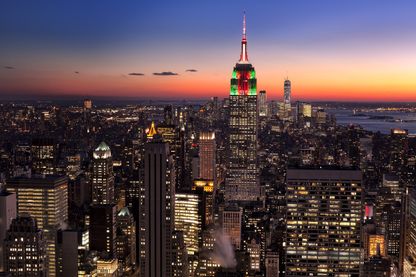 New York City, le summum de la pollution lumineuse : vue de Manhattan et de l'Empire State Building, depuis le toit-terrasse du Rockefeller Center le 28 décembre 2017. New York City, le summum de la pollution lumineuse : vue de Manhattan et de l'Empire State Building, depuis le toit-terrasse du Rockefeller Center le 28 décembre 2017.