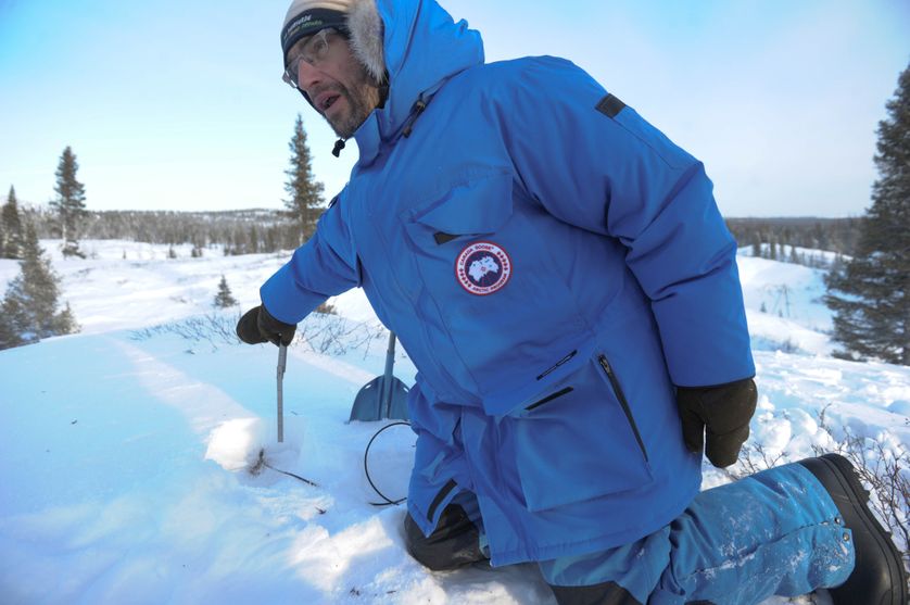 Florent Dominé, lors d'une étude du réchauffement du pergélisol, près de Kuujjuarapik, au Canada en décembre 2014