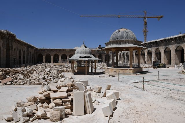 La même mosquée des Omeyyades d'Alep le 14 décembre 2018 : les travaux de restauration ont commencé.