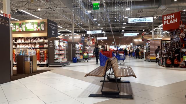 Plus spacieux, plus aérés, des allées élargies : dans cet hypermarché Carrefour des bancs sont même prévus pour se poser un peu.