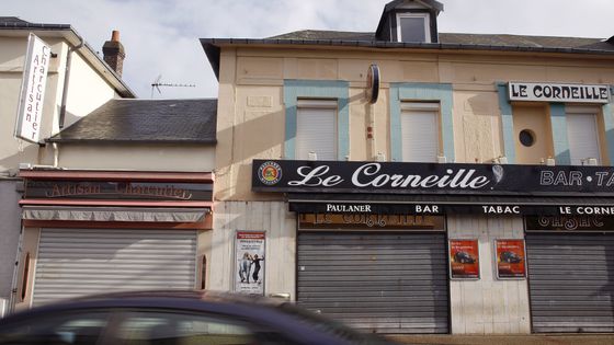 Lorsque des commerces de proximité ferment, ce sont également des lieux d'échange et de sociabilité qui disparaissent. ©AFP - CHARLY TRIBALLEAU