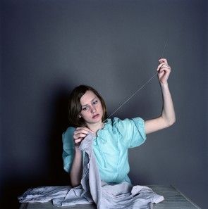 Femme tirant aiguille