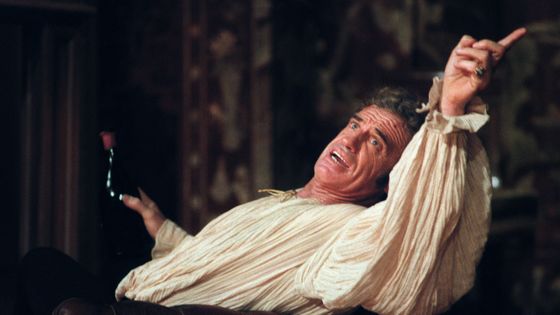 Le comédien Jean-Paul Belmondo interprète "Kean" en 1987 au Théâtre Marigny à Paris, la pièce a été écrite par Jean-Paul Sartre, et adaptée d'Alexandre Dumas. ©AFP - Michel GANGNE