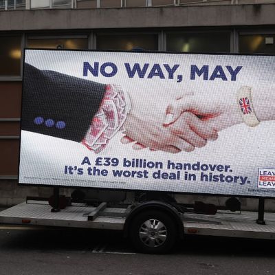 « Il n'en est pas question, May. Une concession de 39 milliards de dollars. C'est le pire accord de l'histoire.» Un nouveau panneau publicitaire crée par le groupe de campagne pro-Brexit « Leave Means Leave » ou « sortir signifie sortir ».