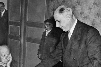 Le général de Gaulle vote, le 28 septembre 1958 à Colombey, dans le cadre du référendum sur la nouvelle Constitution, référendum qui a donné naissance à la Vème République. Le général de Gaulle vote, le 28 septembre 1958 à Colombey, dans le cadre du référendum sur la nouvelle Constitution, référendum qui a donné naissance à la Vème République.