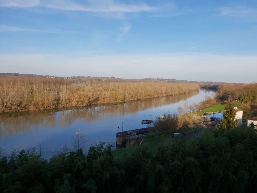 La vue sur la Garonne et son canal depuis le château du Hamel à Castets en Dorthe