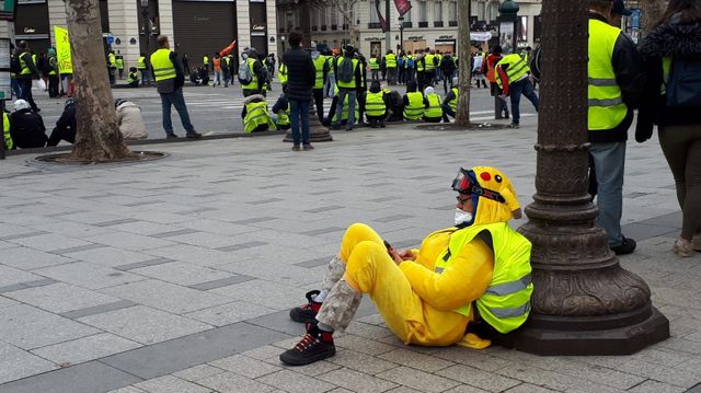 Une manifestante "Gilet jaune" en habit de Pikatchu