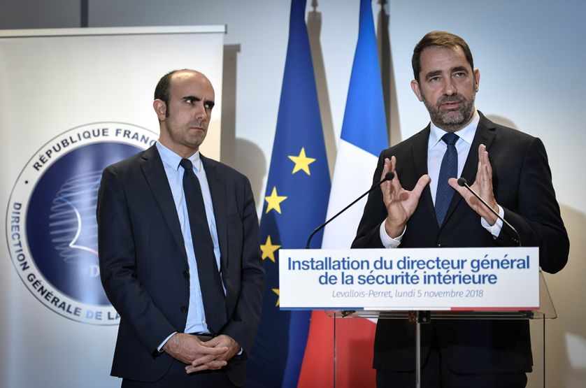 Le directeur général de la DGSI Nicolas Lerner lors de sa prise de fonction le 5 novembre 2018 à Levallois-Perret, au côté du ministre de l'Intérieur Christophe Castaner
