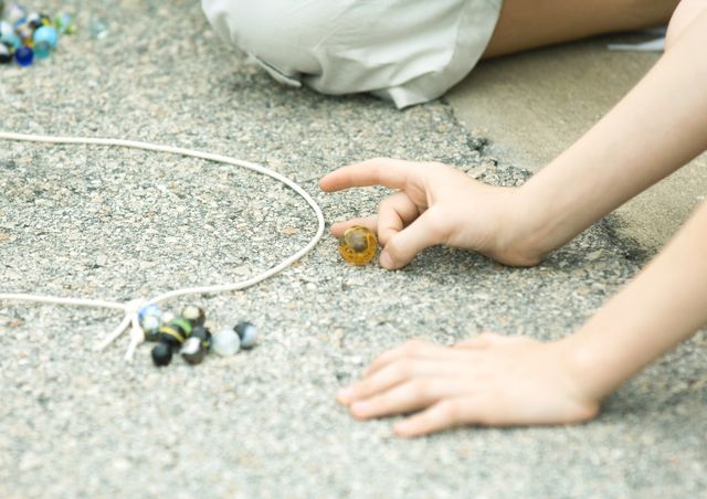 Les enfants jouent aux billes à l'école depuis des générations.